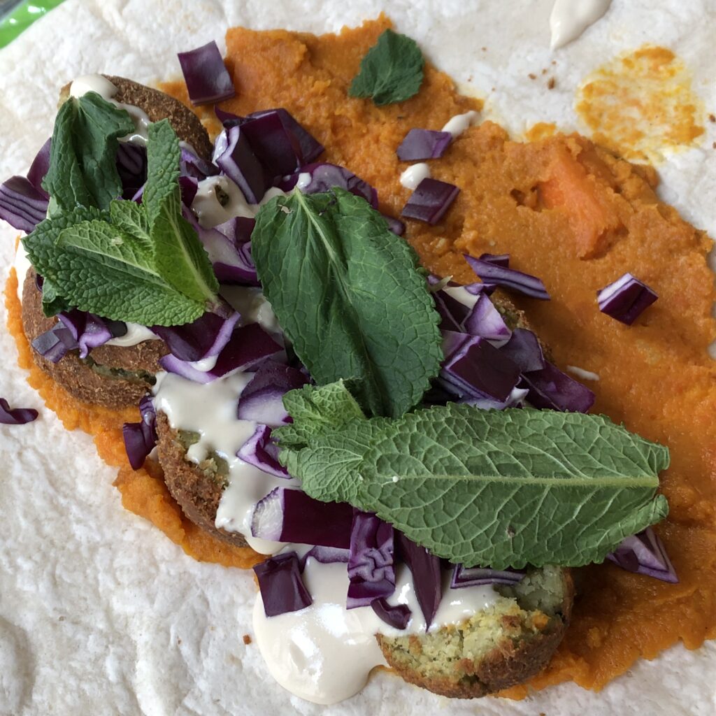 Falafel végé ou vegan - La Coco cantine, restaurant associatif végétarien pour toustes à Place des fêtes, entre le 19ème et le 20ème arrondissement de Paris