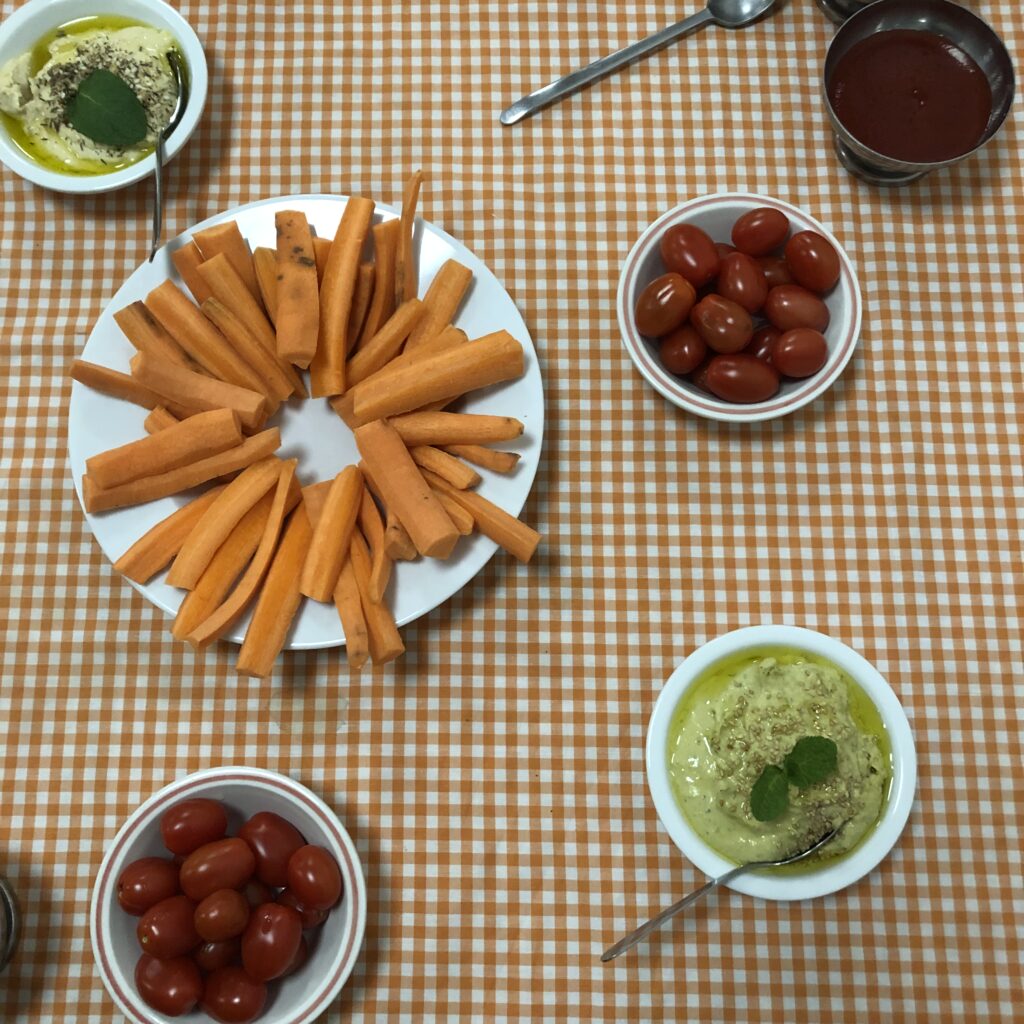Buffet végétarien prestation traiteur - La Coco cantine, restaurant associatif végétarien pour toustes à Place des fêtes, entre le 19ème et le 20ème arrondissement de Paris