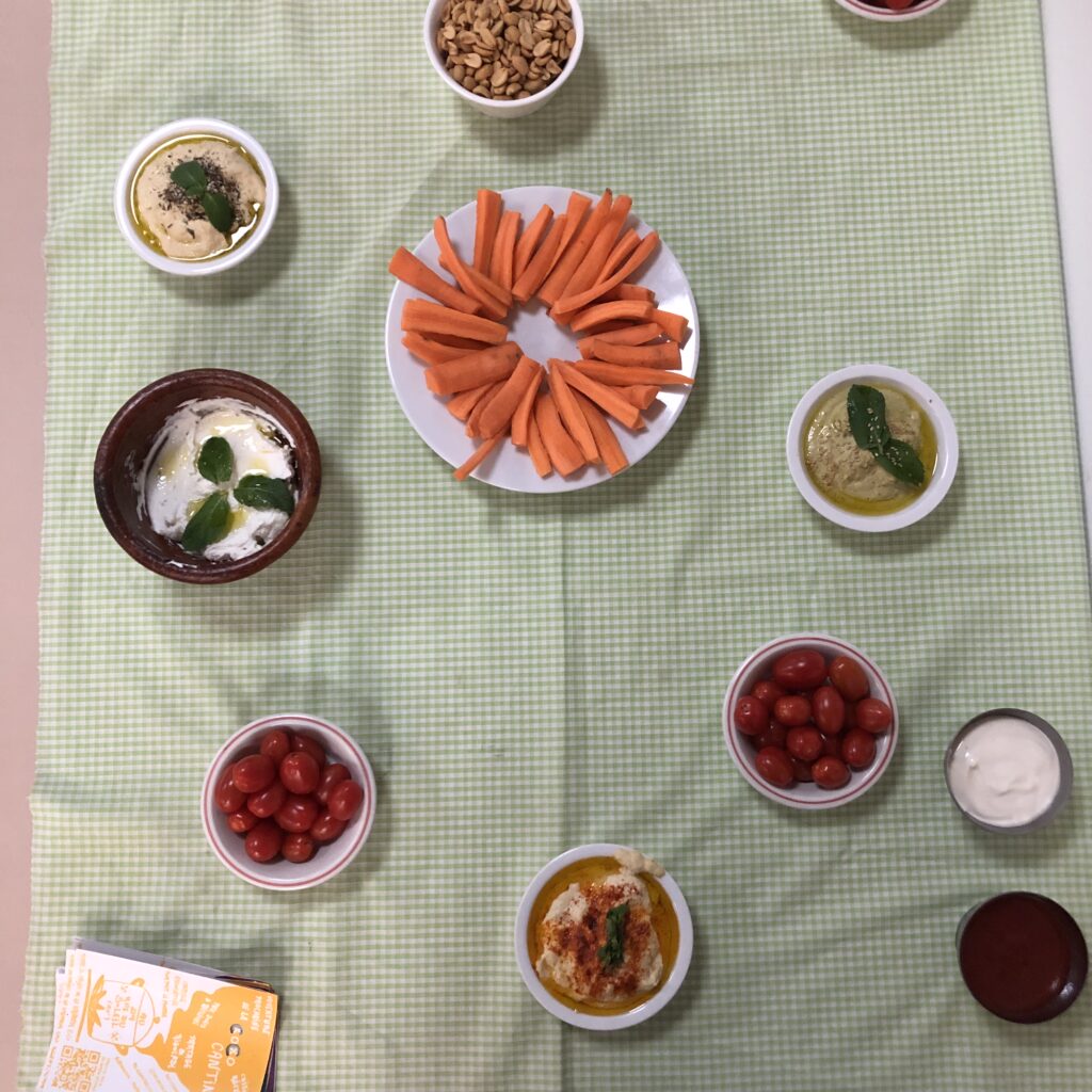 Table de buffet traiteur végétarien vegan - La Coco cantine, restaurant associatif végétarien pour toustes à Place des fêtes, entre le 19ème et le 20ème arrondissement de Paris