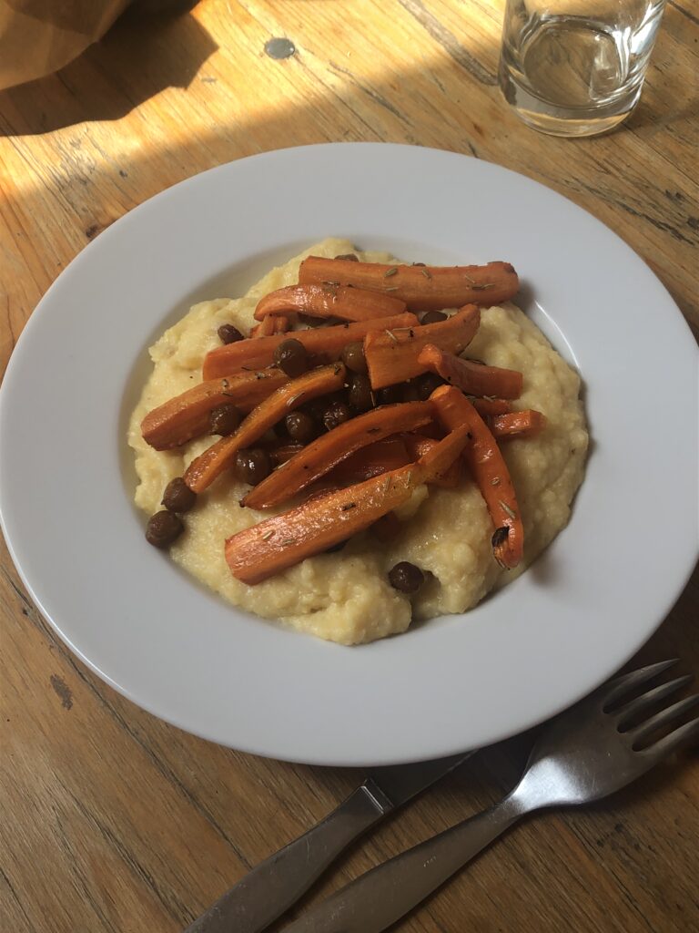 Polenta aux carottes - La Coco cantine, restaurant associatif végétarien pour toustes à Place des fêtes, entre le 19ème et le 20ème arrondissement de Paris