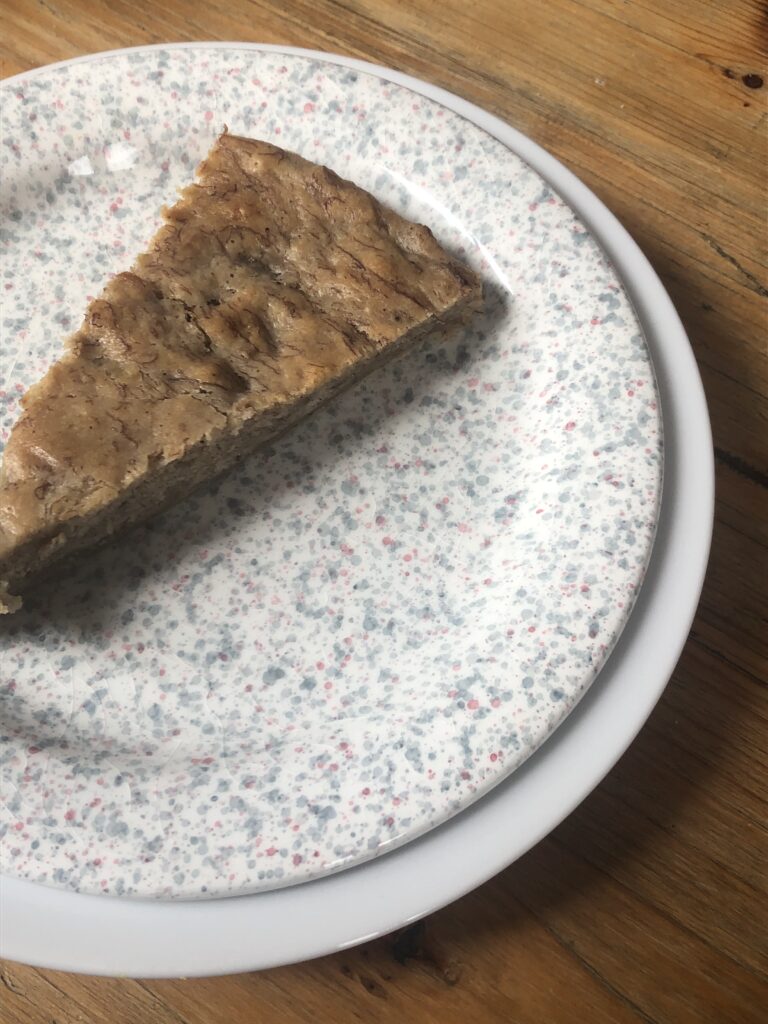 Part de gâteau vegan - La Coco cantine, restaurant associatif végétarien pour toustes à Place des fêtes, entre le 19ème et le 20ème arrondissement de Paris