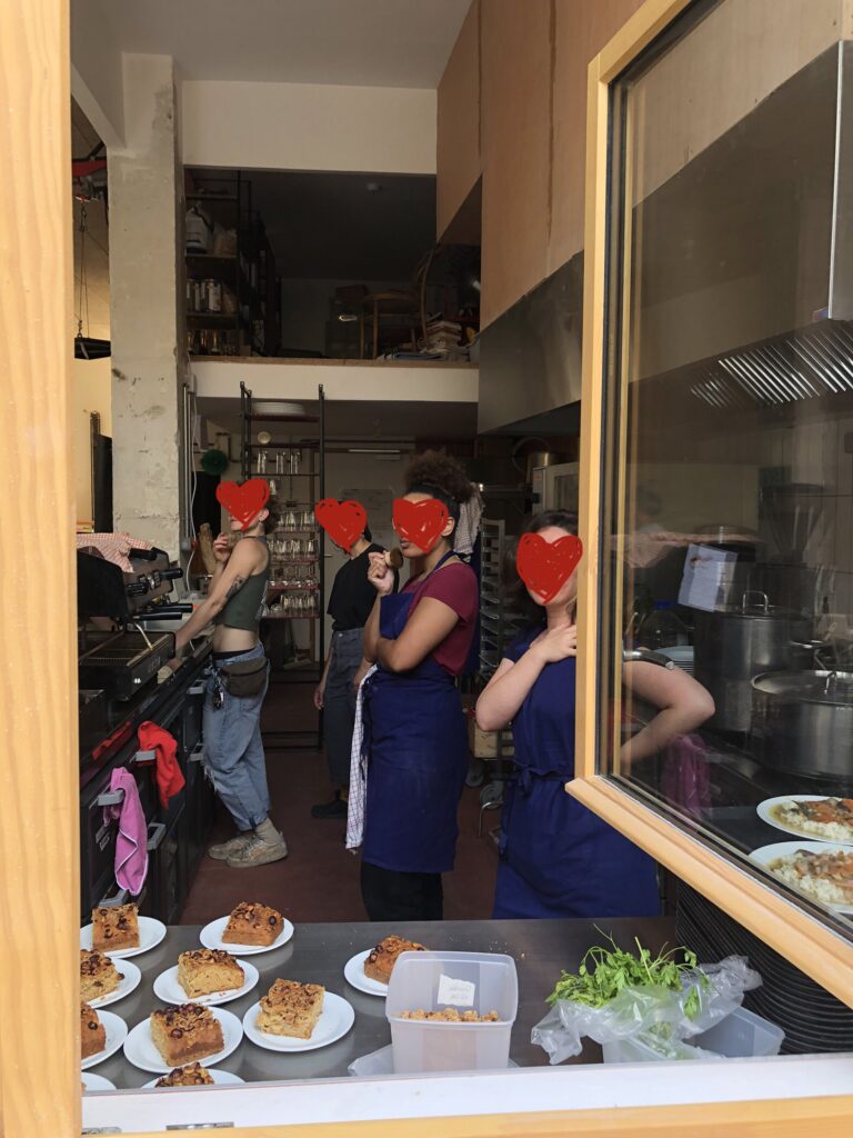 Photo intérieur jour, couleur, qui illustre l'investissement associatif bénévole pour le service de midi au restaurant Coco Cantine, qui travaille sur l'accessibilité du bien manger et l'alimentation durable à travers des repas végétariens ou véganes pas chers dans le 20ème arrondissement de Paris