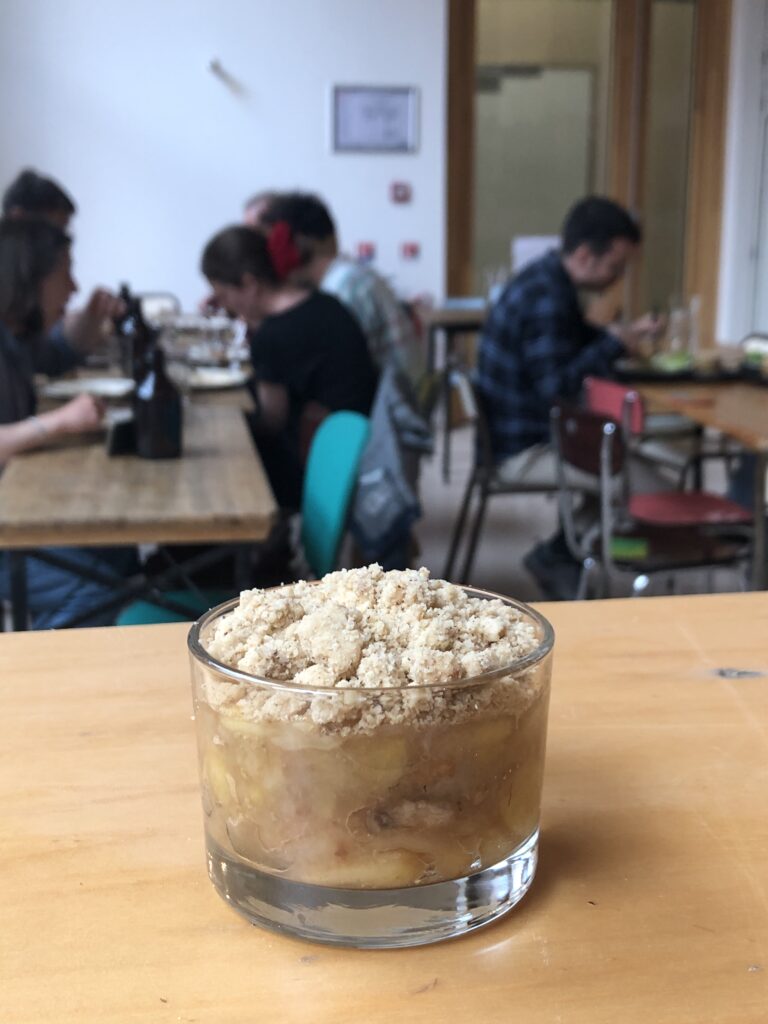 Crumble aux pommes - - La Coco cantine, restaurant associatif végétarien pour toustes à Place des fêtes, entre le 19ème et le 20ème arrondissement de Paris