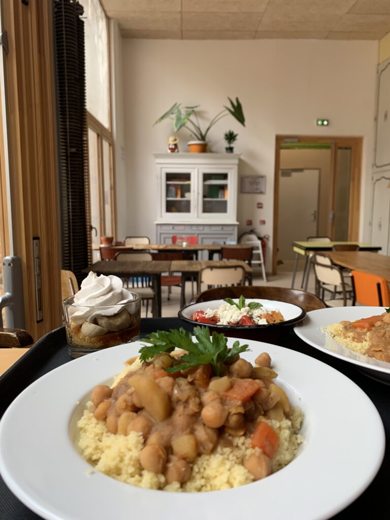 Photo de coucous végétarien - La Coco cantine, restaurant associatif végétarien pour toustes à Place des fêtes, entre le 19ème et le 20ème arrondissement de Paris