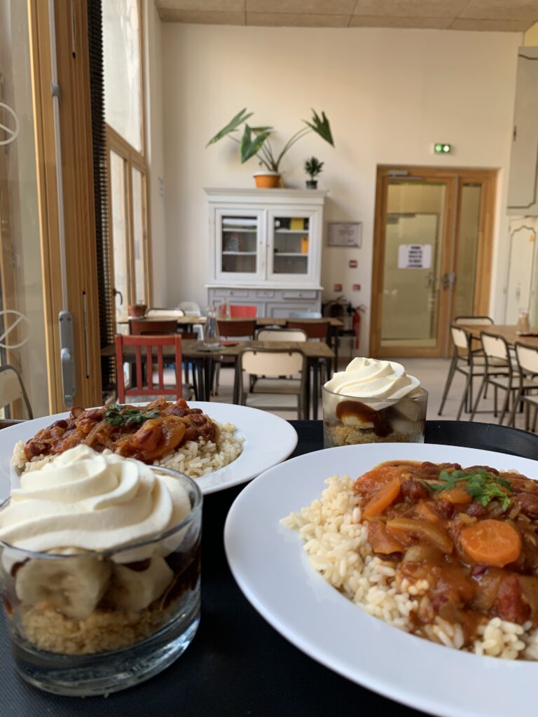 Photo d'un plateau appétissant de plats de La Coco cantine, restaurant associatif végétarien pour toustes à Place des fêtes, entre le 19ème et le 20ème arrondissement de Paris