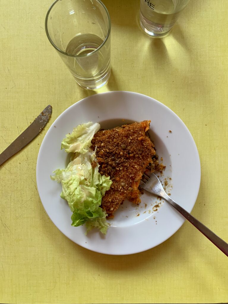 Photo d'assiette de lasagne végétarienne - - La Coco cantine, restaurant associatif végétarien pour toustes à Place des fêtes, entre le 19ème et le 20ème arrondissement de Paris