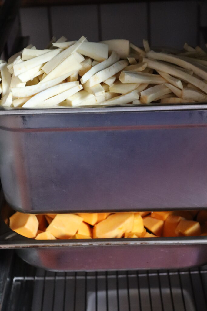 Photo de jour, bacs de légumes bios remplis à ras bord à la Coco cantine, restaurant associatif du 20ème arrondissement, pour cuisiner des plats frais, végétariens, à prix accessibles